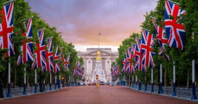 Buckingham Palace, The Mall, Union Flags, London, England