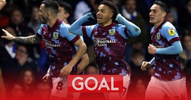 Burnley's Manuel Benson (centre) celebrates scoring their side's first goal of the game during the Sky Bet Championship match at Ewood Park, Blackburn.