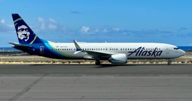 Kona Airport KOA Alaska Boeing 737