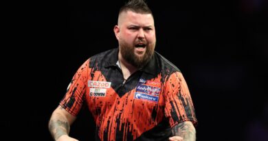 Premier League Darts: Michael Smith defeats Nathan Aspinall, Michael van Gerwen and Jonny Clayton to win in Manchester