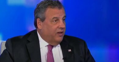 Chris Christie calls out Trump for being fat.