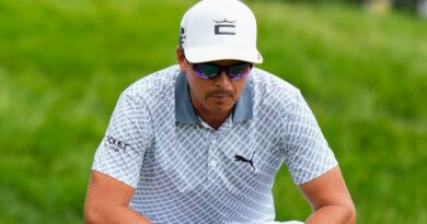 Rickie Fowler shoots career-low 60 to surge into PGA Tour's Travelers Championship contention