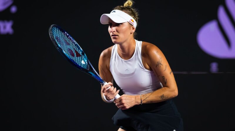 Marketa Vondrousova of the Czech Republic in action against Iga Swiatek of Poland in the first round robin match on Day 2 of the GNP Seguros WTA Finals Cancun 2023 part of the Hologic WTA Tour on October 30, 2023 in Cancun, Mexico (Photo by Robert Prange/Getty Images)