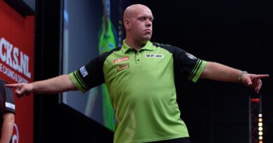 PDC European Championship: Peter Wright knocks out Michael Smith as Michael van Gerwen progresses