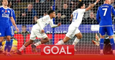 Leeds United's  (centre) celebrates scoring their side's first goal of the game with team-mates during the Sky Bet Championship match at the King Power Stadium, Leicester.