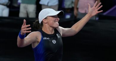 Iga Swiatek, of Poland, celebrates her victory over Jessica Pegula, of the United States, in the women's singles final of the WTA Finals tennis championships, in Cancun, Mexico, Monday, Nov. 6, 2023. (AP Photo/Fernando Llano)