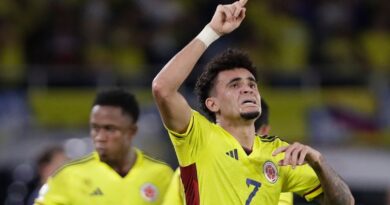 Colombia's Luis Diaz celebrates scoring his side's second goal against Brazil during a qualifying soccer match for the FIFA World Cup 2026 at Roberto Melendez stadium in Barranquilla, Colombia, Thursday, Nov. 16, 2023. (AP Photo/Ivan Valencia)