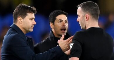 LONDON, ENGLAND - OCTOBER 21: Mauricio Pochettino, Manager of Chelsea, and Mikel Arteta, Manager of Arsenal, speak to Referee, Chris Kavanagh following the Premier League match between Chelsea FC and Arsenal FC at Stamford Bridge on October 21, 2023 in London, England. (Photo by Justin Setterfield/Getty Images)