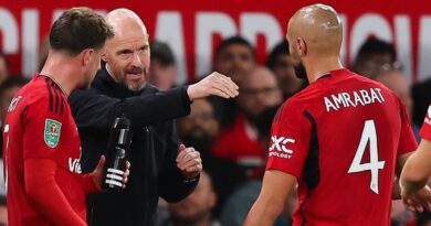 Erik ten Hag issues instructions to his team