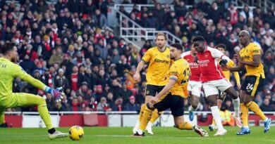 Bukayo Saka makes it 1-0 to Arsenal