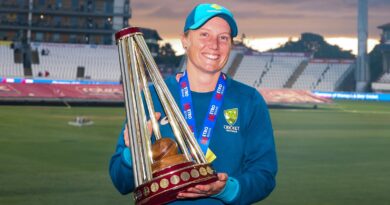 Australia's Alyssa Healy displays the Women's Ashes trophy in 2023 (PA Images)