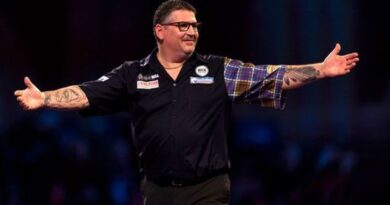 World Darts Championship: Gary Anderson begins quest for third title with win over Simon Whitlock