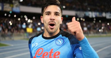 Napoli's Giovanni Simeone gestures at the Italian Serie A soccer match between Roma and Napoli at the Diego Armando Maradona stadium in Naples, Italy, Sunday, Jan. 29, 2023. Simeone scored the winning goal for his team. (Alessandro Garofalo/LaPresse via AP)