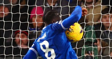 LIVERPOOL, ENGLAND - DECEMBER 27: Amadou Onana of Everton blocks the shot of Nathan Ake of Manchester City with his arm and a penalty is subsequently awarded during the Premier League match between Everton FC and Manchester City at Goodison Park on December 27, 2023 in Liverpool, England. (Photo by Chris Brunskill/Fantasista/Getty Images)