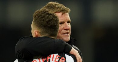 Eddie Howe with Kieran Trippier after the defeat at Everton