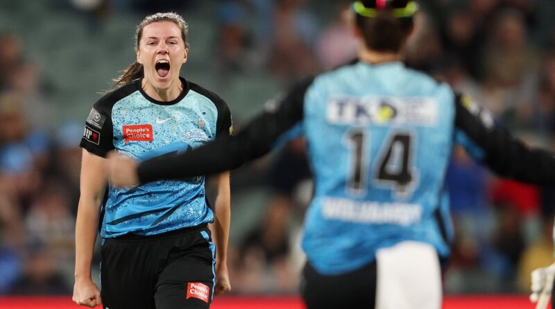 Women's Big Bash League: Adelaide Strikers beat Brisbane Heat by three runs in final to retain title