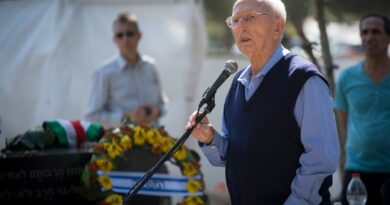 Zvi Zamir, Israeli spy chief amid war and tragedy, dies at 98