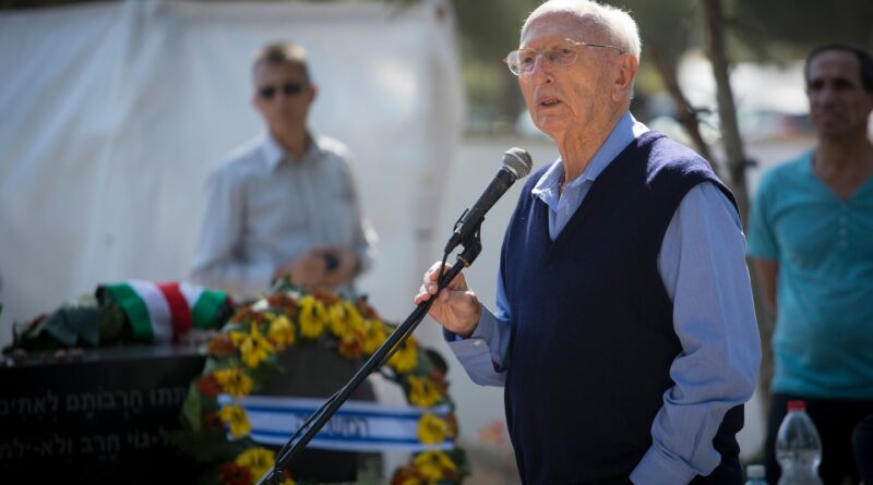 Zvi Zamir, Israeli spy chief amid war and tragedy, dies at 98