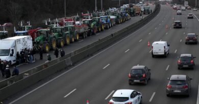 French farmers encircle Paris with an angry blockade