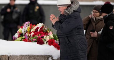 Hundreds risk arrest, and Kremlin’s wrath, to lay flowers for Navalny