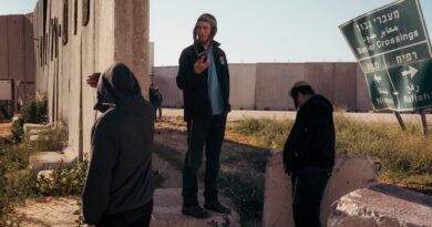 Young Israelis block aid to Gaza while IDF soldiers stand and watch