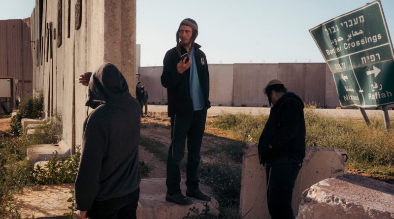 Young Israelis block aid to Gaza while IDF soldiers stand and watch