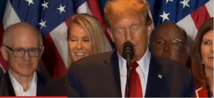 Trump uses notes to remember his kids names during South Carolina victory speech.