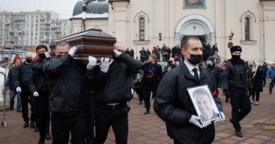 Russians turn out to bury Alexei Navalny, as police try to keep them away