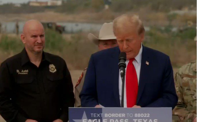 Trump speaks at the border