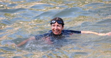 Paris mayor swims in the Seine, declares it clean for the Olympics