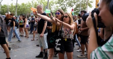 Fed up with tourists, Barcelona protesters blast them with water guns